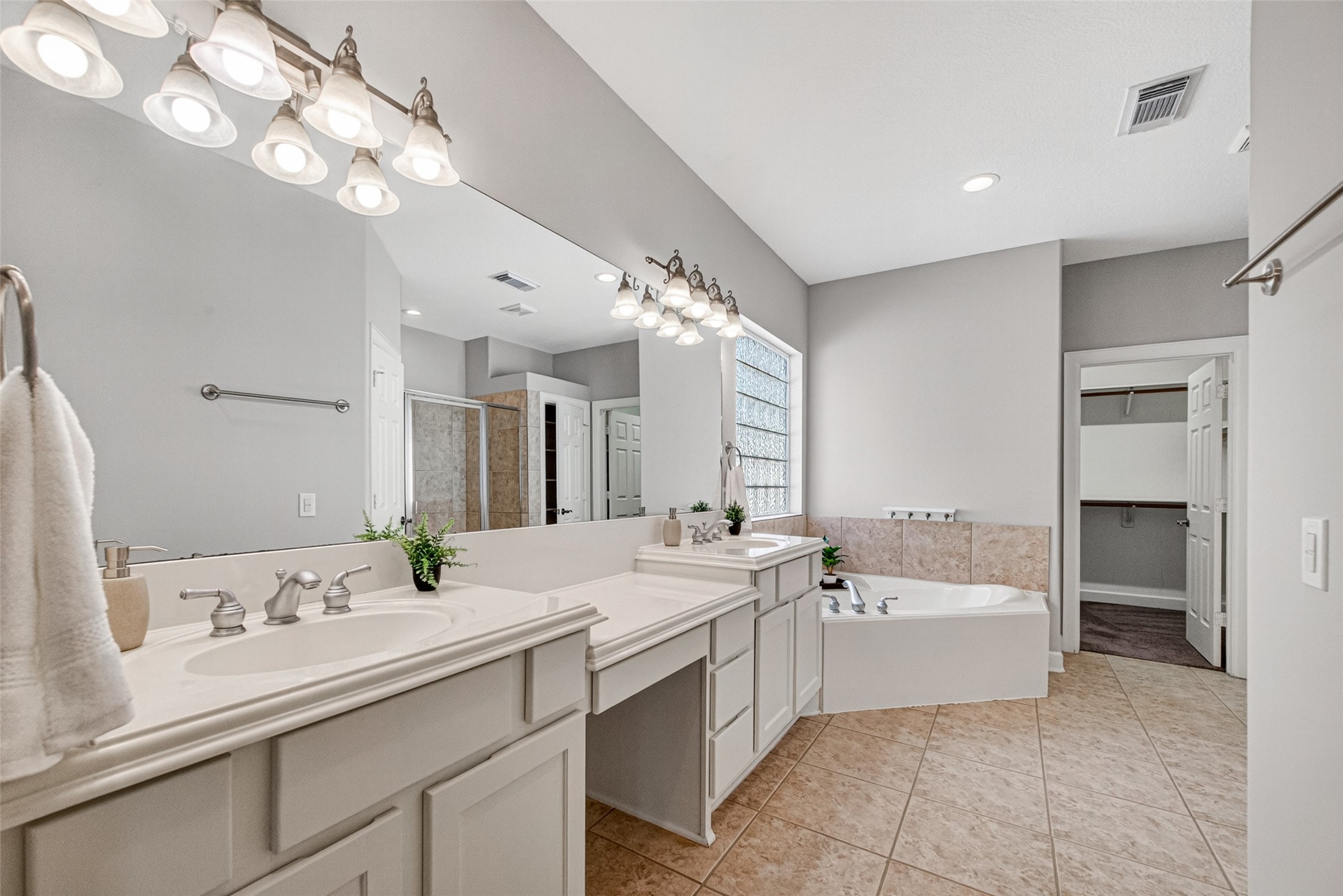 4502 Rose Street Houston, TX 77007 - Photo 32 of 40 Spa like primary batrhroom