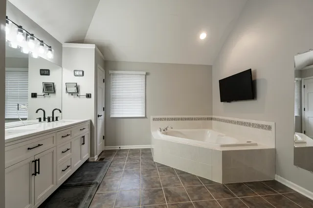 $695,000 | 527 Ridgelawn Trail, Batavia, IL 60510