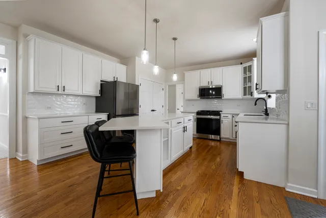 $695,000 | 527 Ridgelawn Trail, Batavia, IL 60510