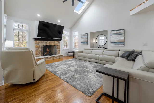 $695,000 | 527 Ridgelawn Trail, Batavia, IL 60510