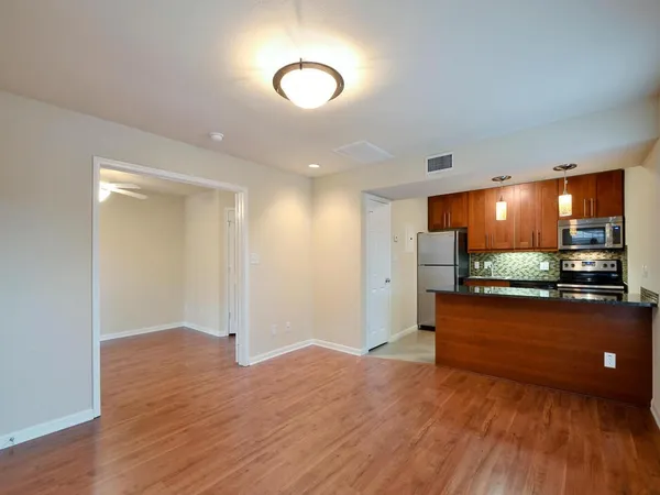 $1,200 | 7685 Northcross Drive, Unit 906, Austin, TX 78757