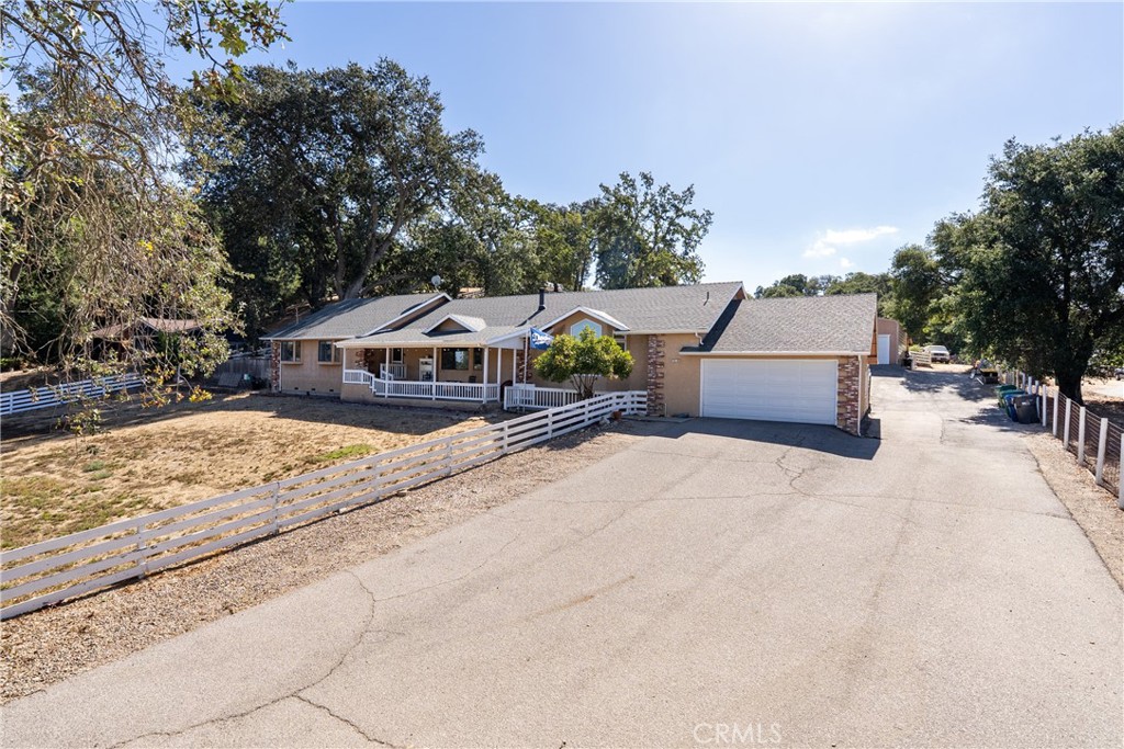 3880 Ardilla Road Atascadero, CA 93422 - Photo 4 of 60 Expansive driveway allows for multiple vehicles. Having friends and family over is made a little easier.