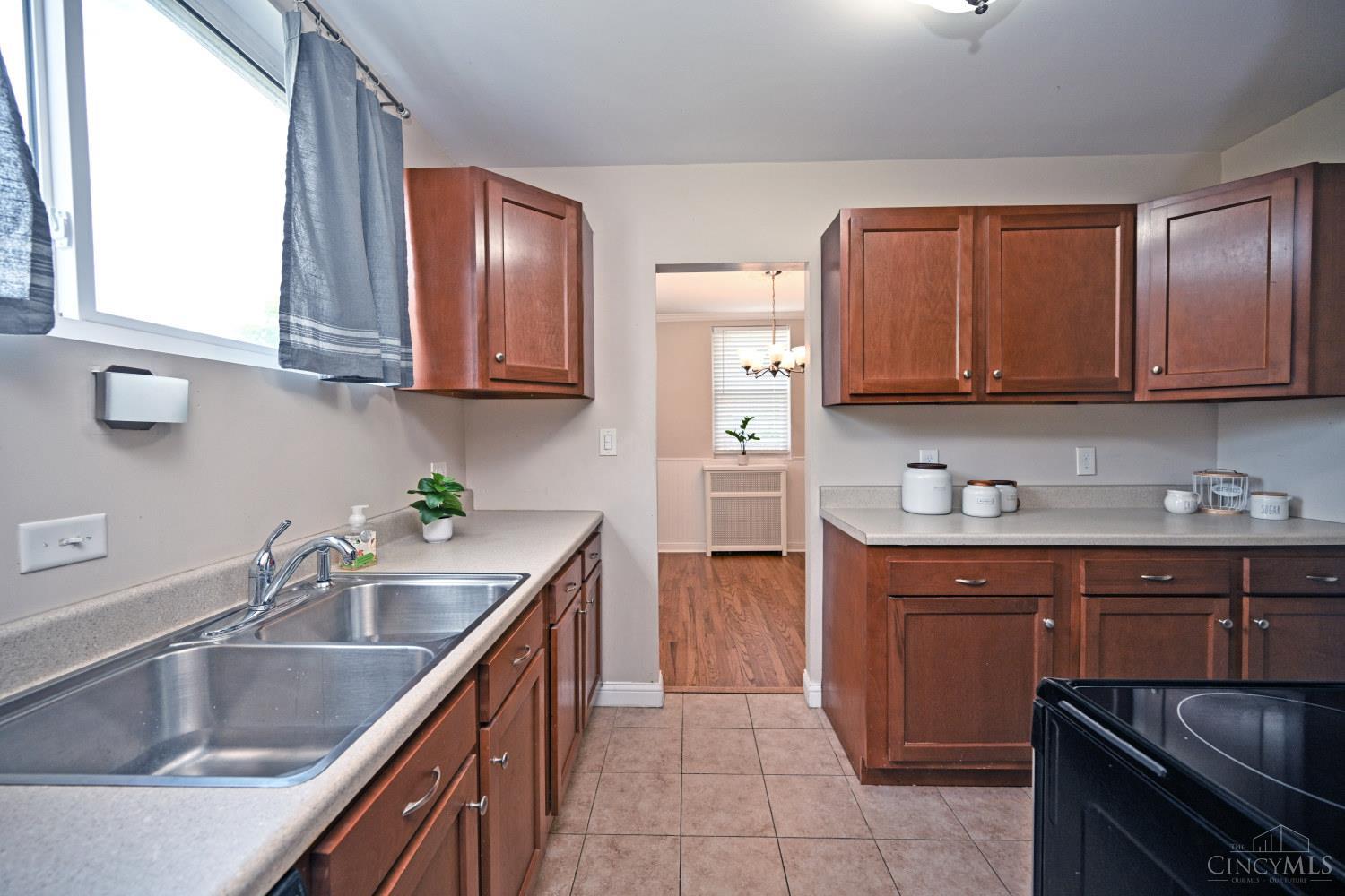27 Andover Road Greenhills, OH 45218 - Photo 3 of 35 Gallery Image 3