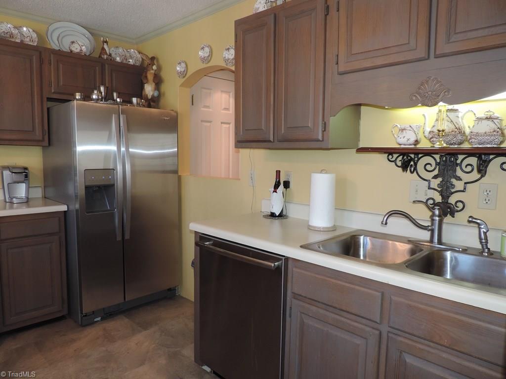 1723 Ternberry Road High Point, NC 27262 - Photo 10 of 21 Kitchen