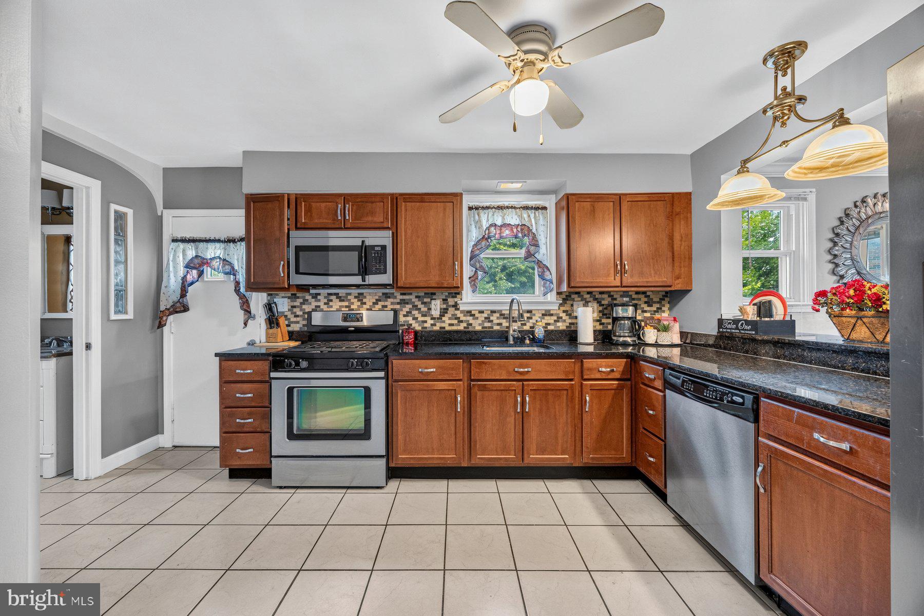 724 Charing Cross Road Baltimore, MD 21229 - Photo 12 of 25 Kitche