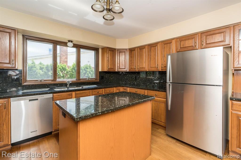 630 Baker Street Rochester Hills, MI 48307 - Photo 8 of 33