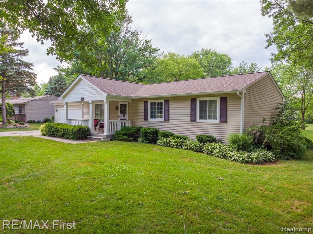 930 Grace Avenue Rochester Hills, MI 48307 - Photo 1 of 35