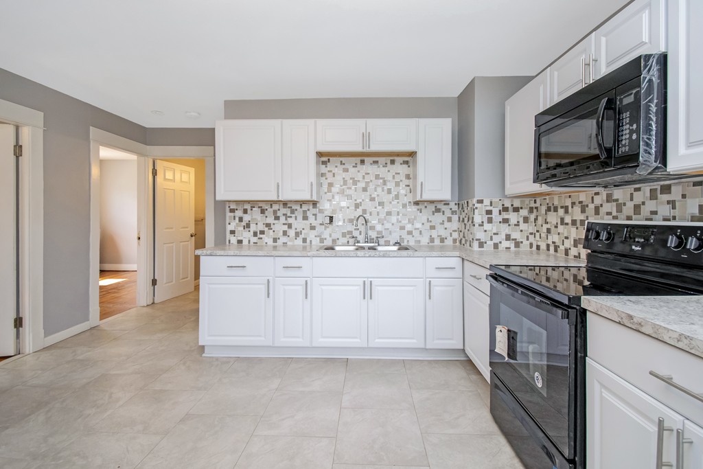 39-41 Acorn Street Springfield, MA 01109 - Photo 2 of 21 Gallery Image 2