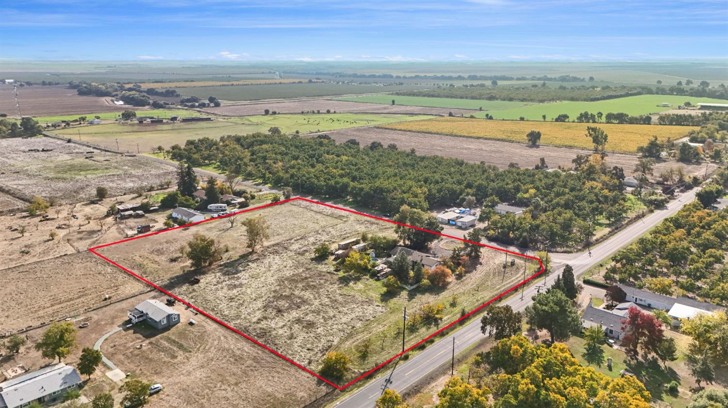 25523 East Groves Road Farmington, CA 95230 - Photo 3 of 65 a view of a sky from a terrace