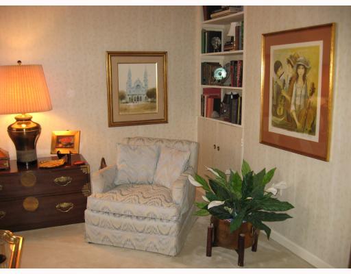 1500 Cochran Road, Unit 604 Pittsburgh, PA 15243 - Photo 8 of 13 Den/Family/Great Room.