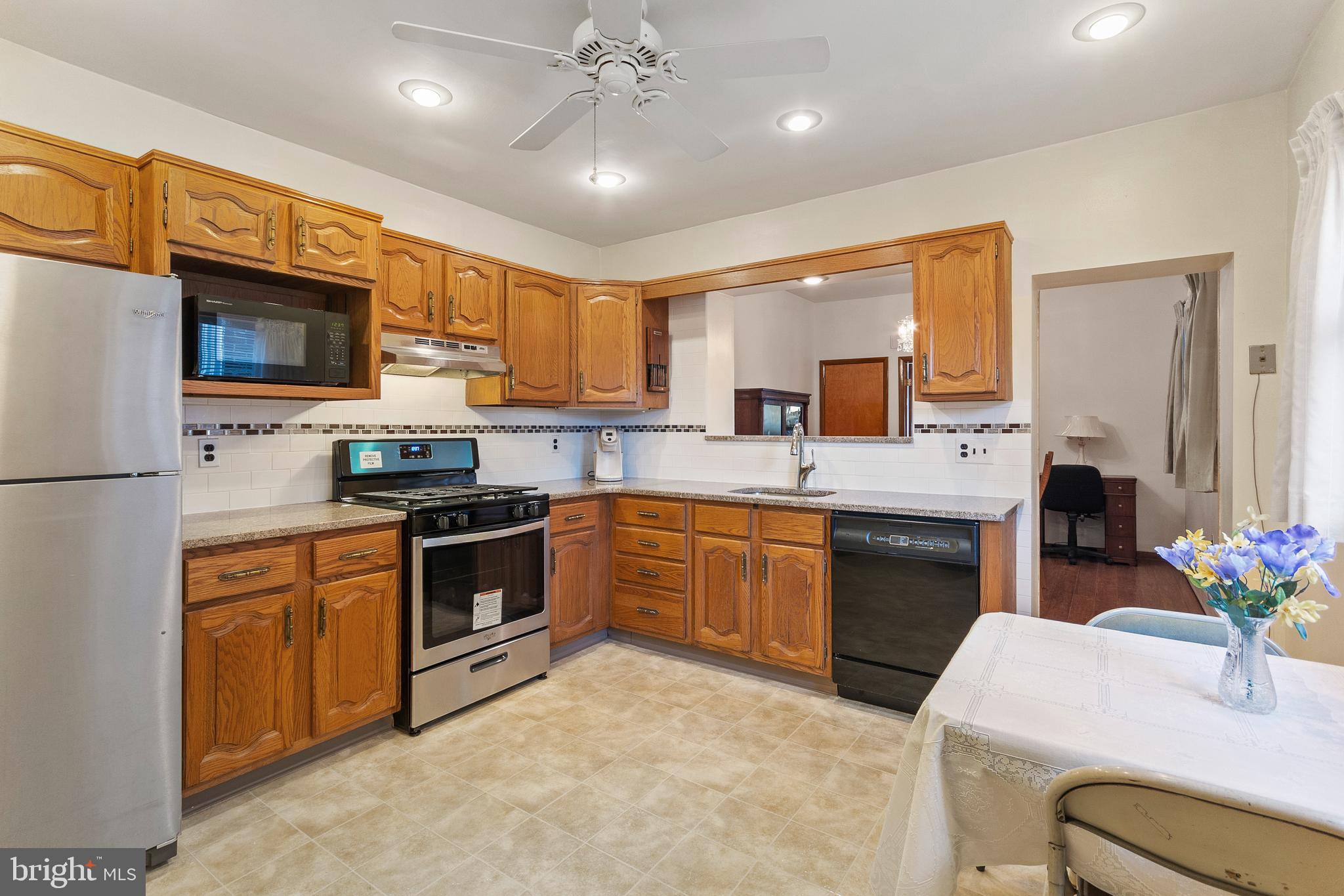 3346 Edgemont Street Philadelphia, PA 19134 - Photo 11 of 24 Large eat-in kitchen with granite