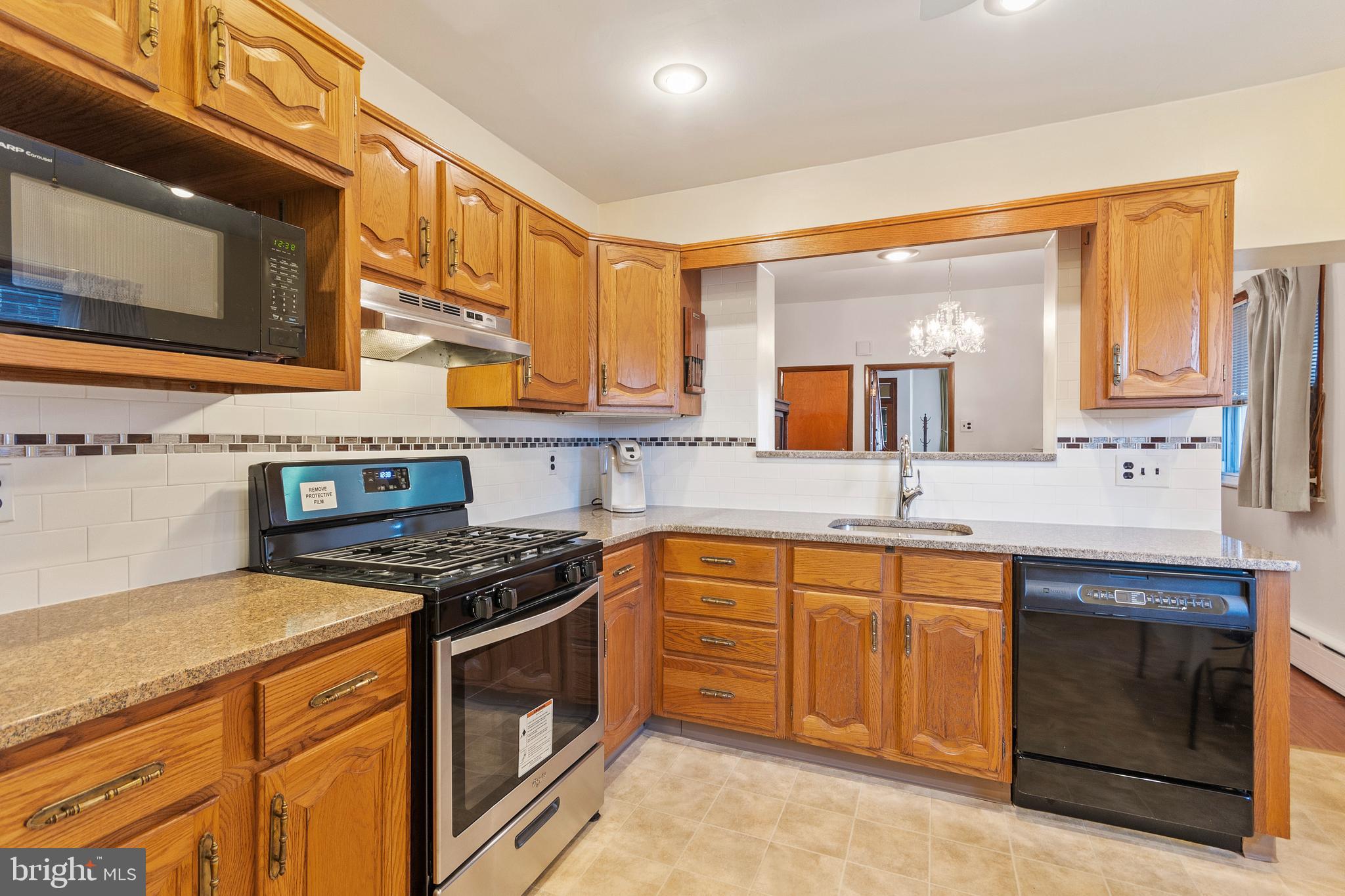 3346 Edgemont Street Philadelphia, PA 19134 - Photo 12 of 24 Large eat-in kitchen with granite