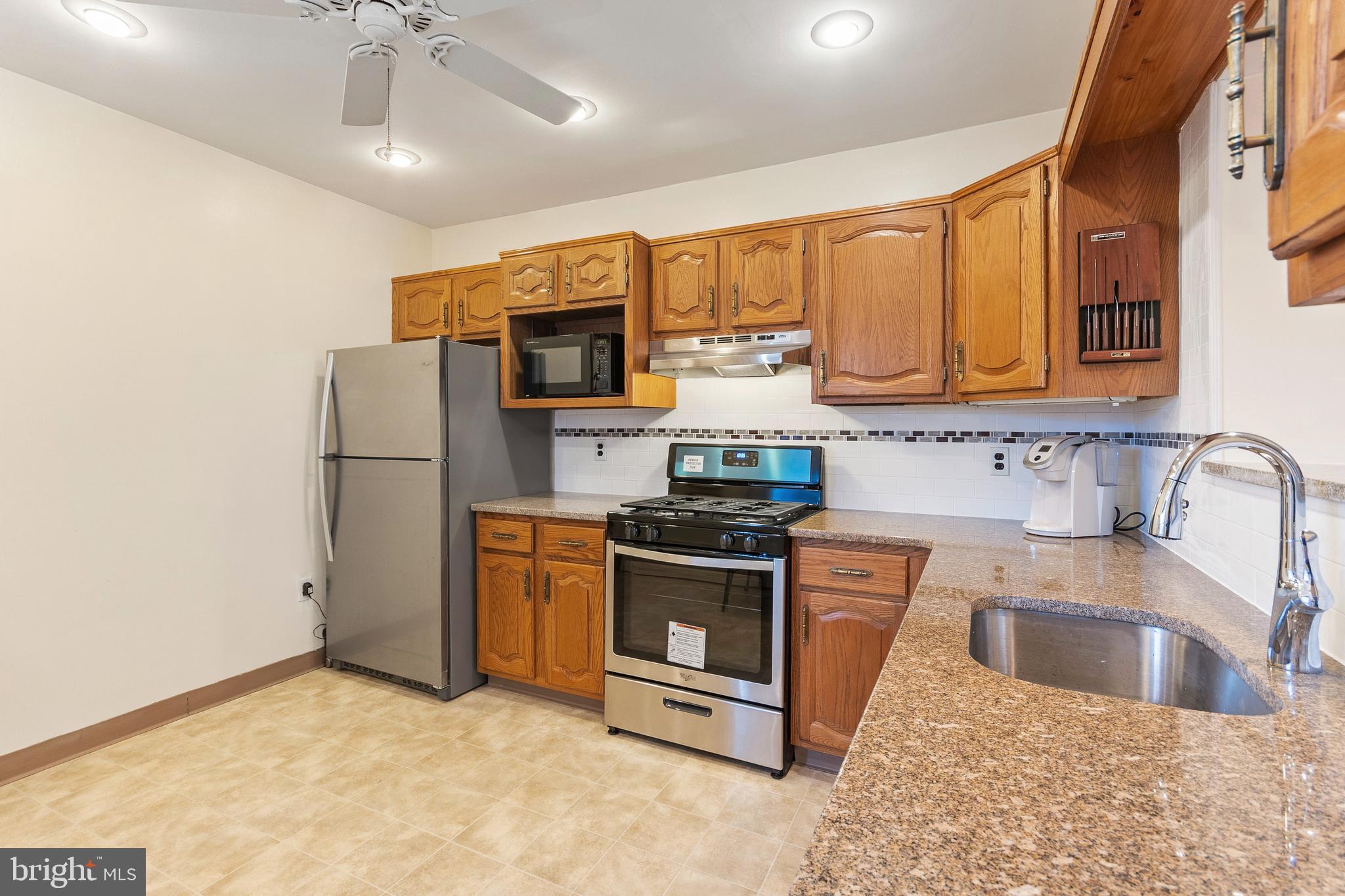 3346 Edgemont Street Philadelphia, PA 19134 - Photo 9 of 24 Large eat-in kitchen with granite