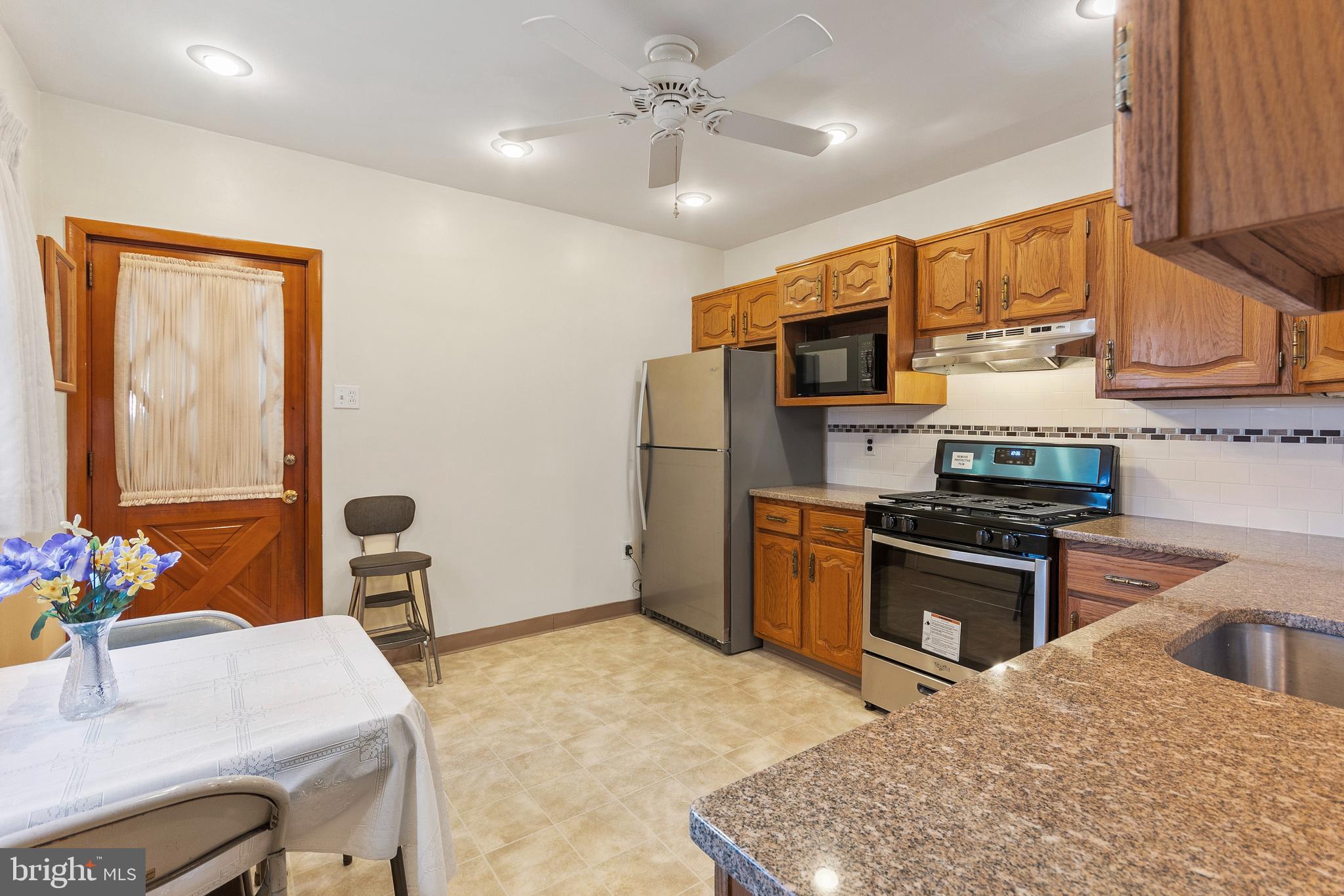 3346 Edgemont Street Philadelphia, PA 19134 - Photo 10 of 24 Large eat-in kitchen with granite