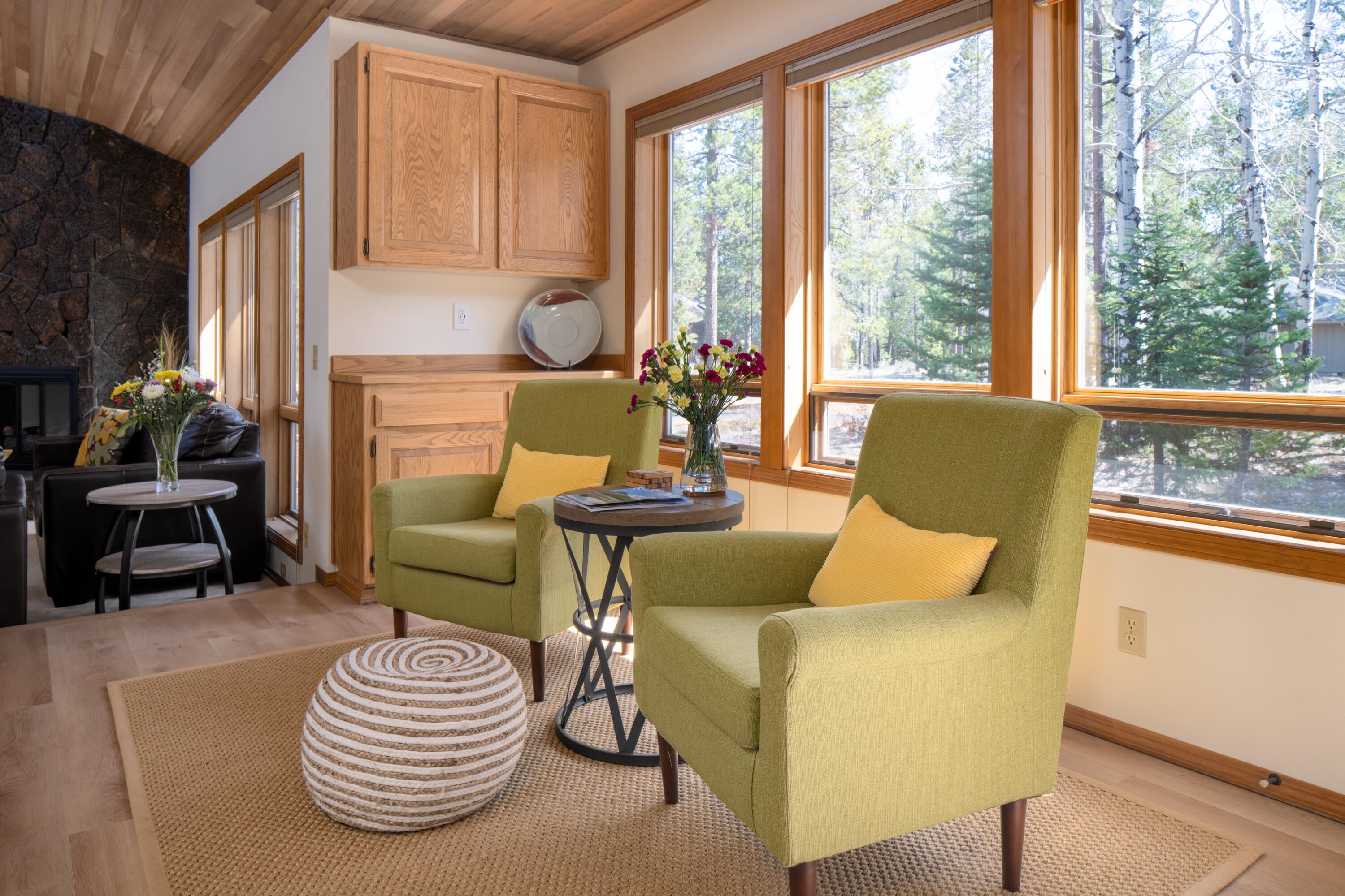 57720 Filbert Lane, Unit 1 Sunriver, OR 97707 - Photo 4 of 19 Sitting Area