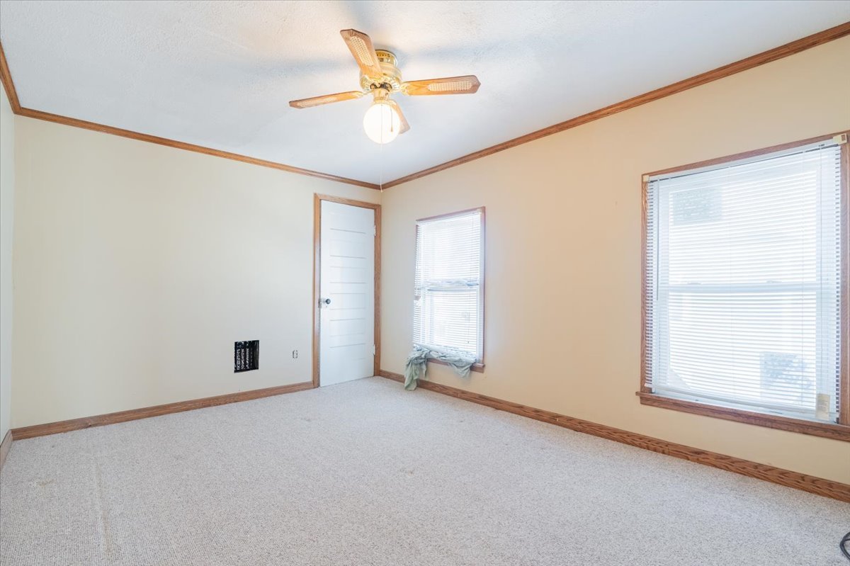 321 East 2nd Street El Paso, IL 61738 - Photo 22 of 37 an empty room with a window