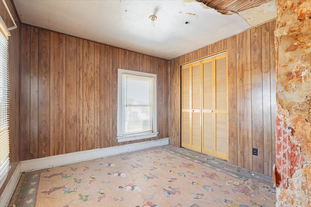 321 East 2nd Street El Paso, IL 61738 - Photo 24 of 37 an empty room with windows
