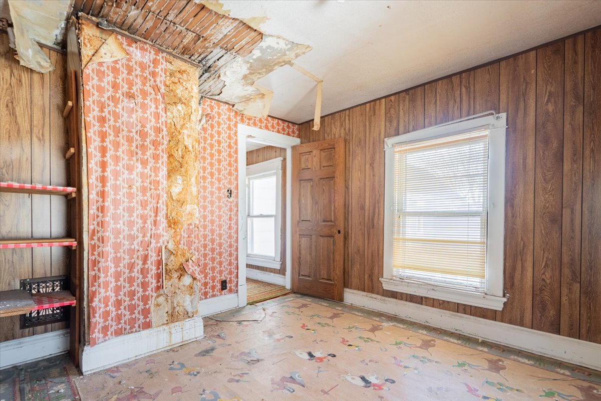 321 East 2nd Street El Paso, IL 61738 - Photo 25 of 37 an empty room with windows
