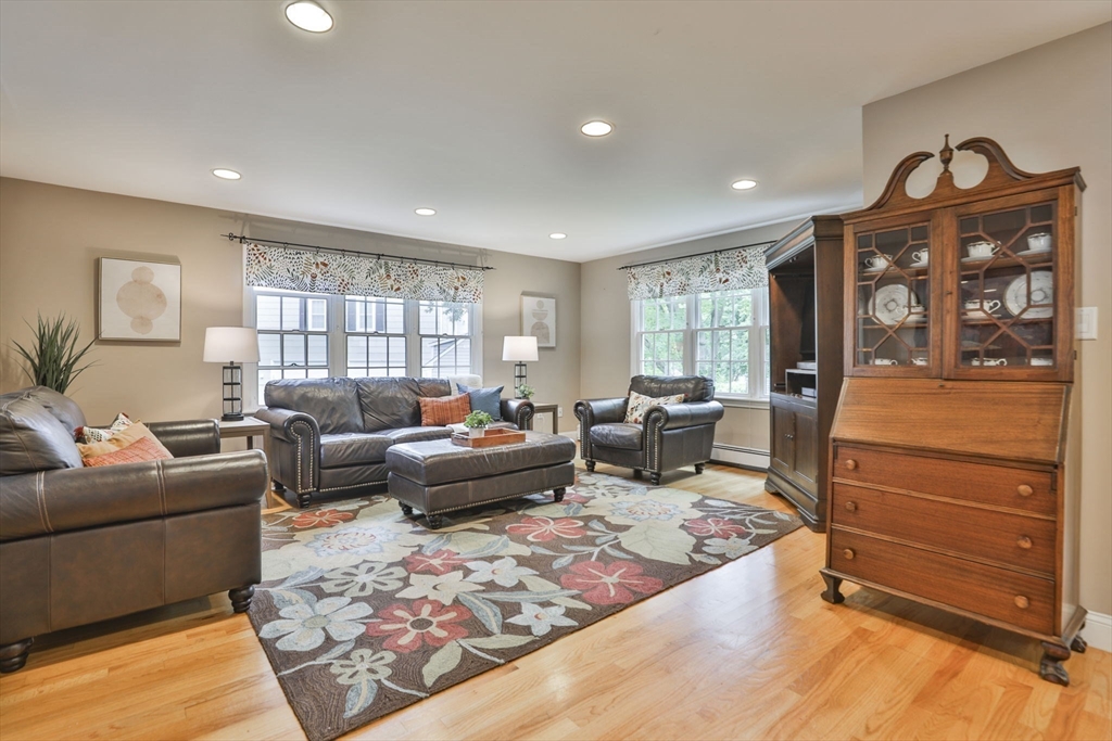 33 Reynolds Road Wakefield, MA 01880 - Photo 4 of 42