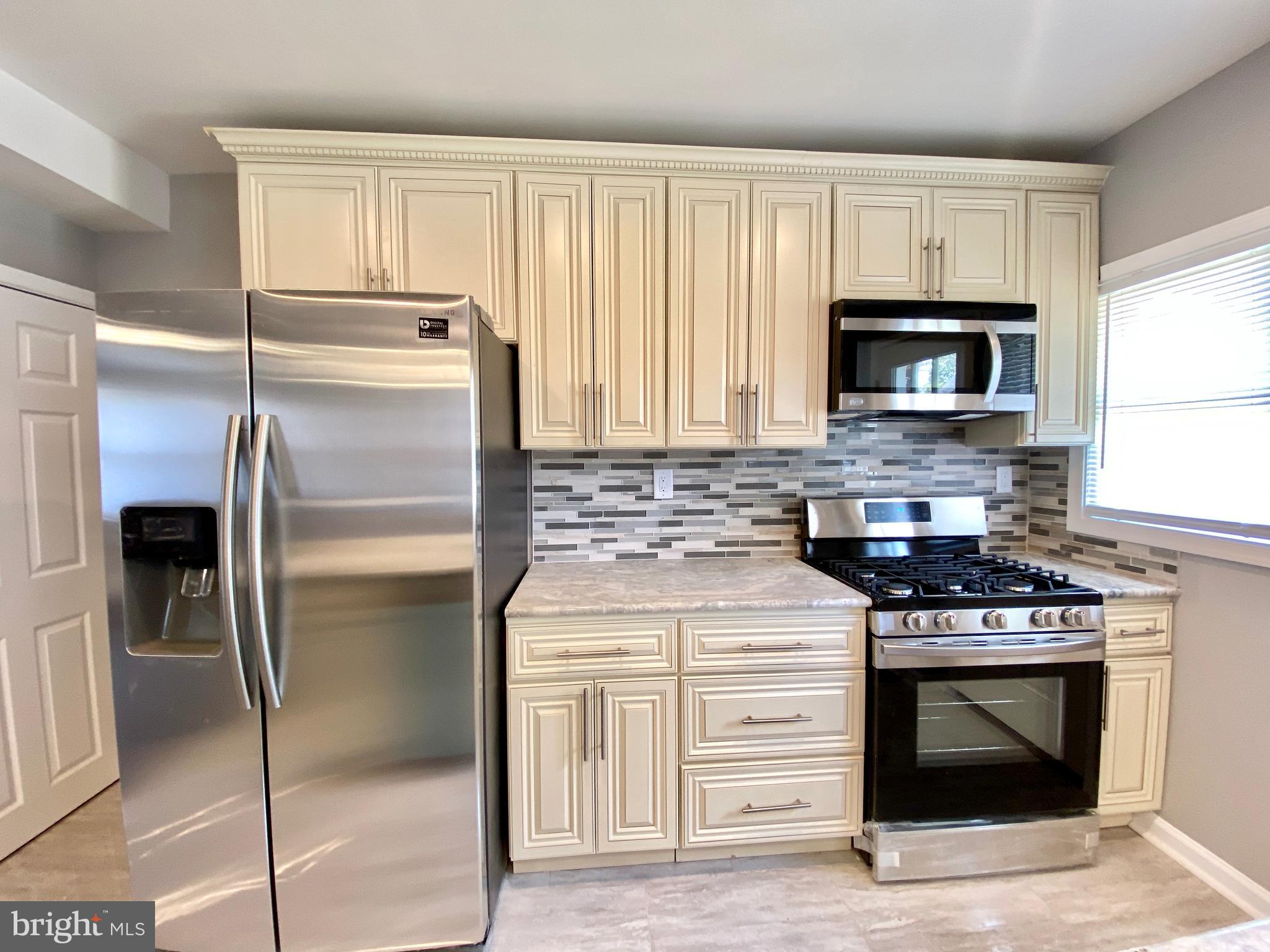 1304 Silverthorne Road Baltimore, MD 21239 - Photo 5 of 21