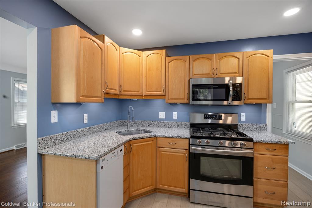 2050 Ridgemont Road Grosse Pointe Woods, MI 48236 - Photo 14 of 22