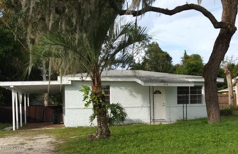 a view of house with a yard