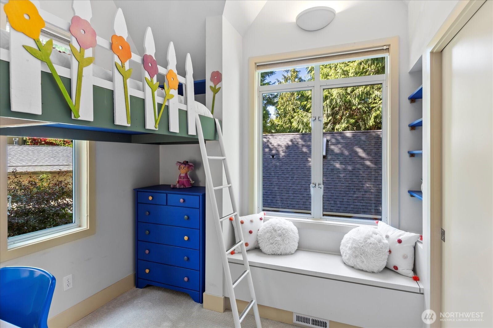 4309 Olympic Boulevard Everett, WA 98203 - Photo 23 of 40 a living room with furniture and a window