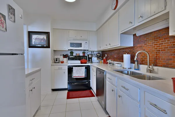 $253,000 | 190 South Wood Dale Road, Unit 902, Wood Dale, IL 60191