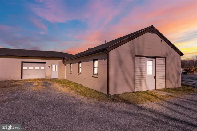 $950 | 392 5 Locks Road, Shoemakersville, PA 19555