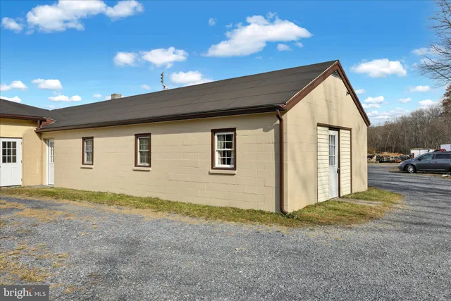 $950 | 392 5 Locks Road, Shoemakersville, PA 19555