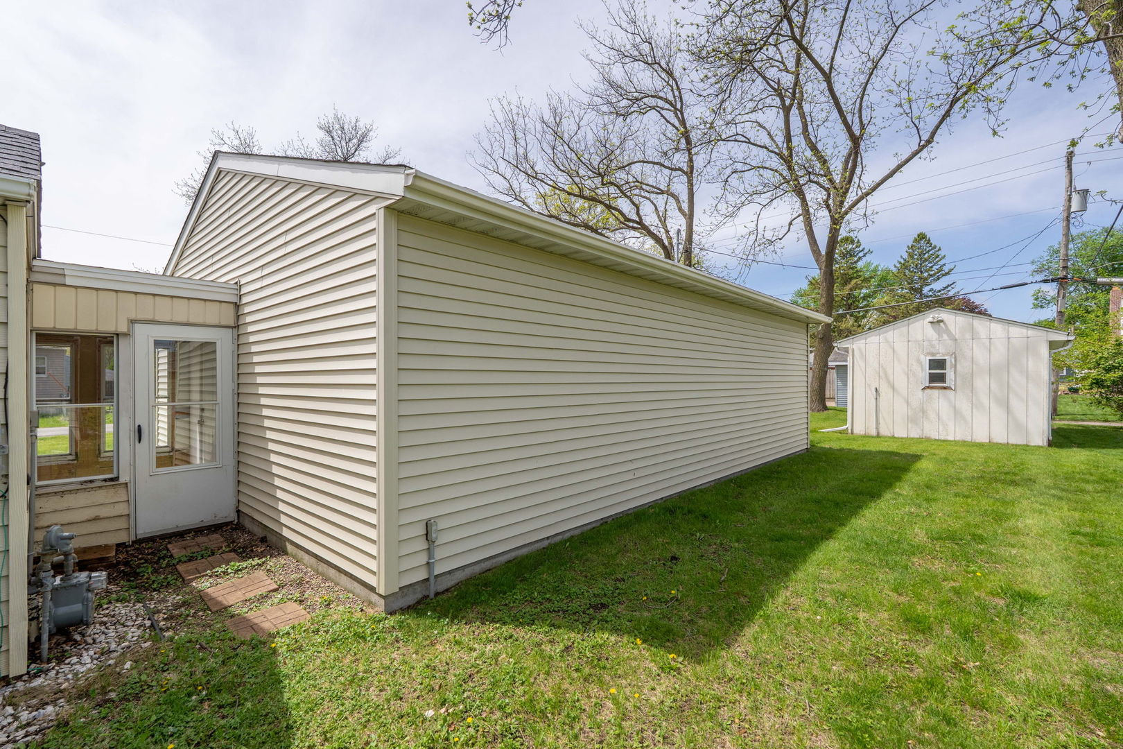 2330 39th Street Rock Island, IL 61201 - Photo 28 of 32 a view of a back yard of the house