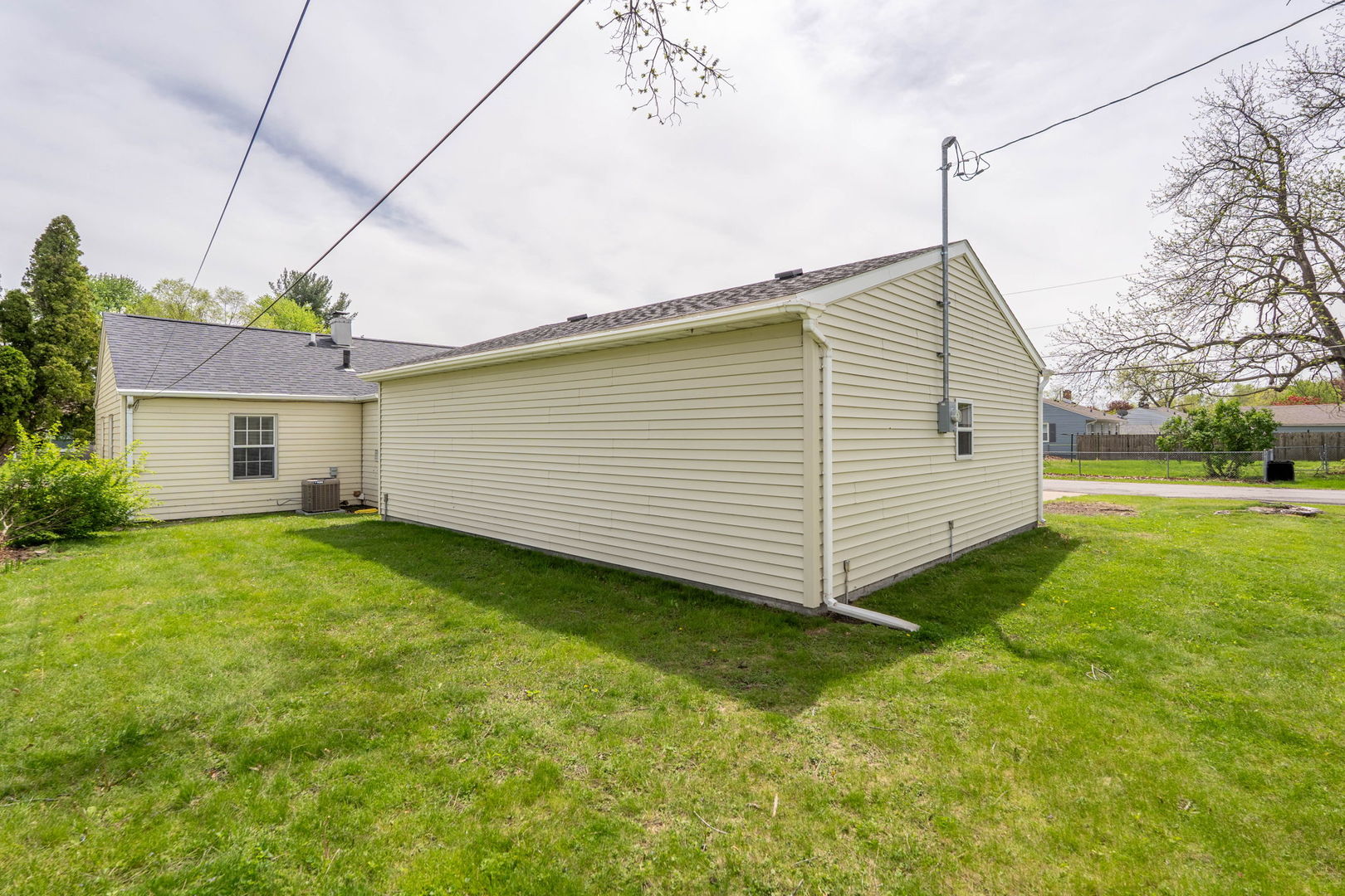 2330 39th Street Rock Island, IL 61201 - Photo 29 of 32 a view of a backyard with plants and a garden