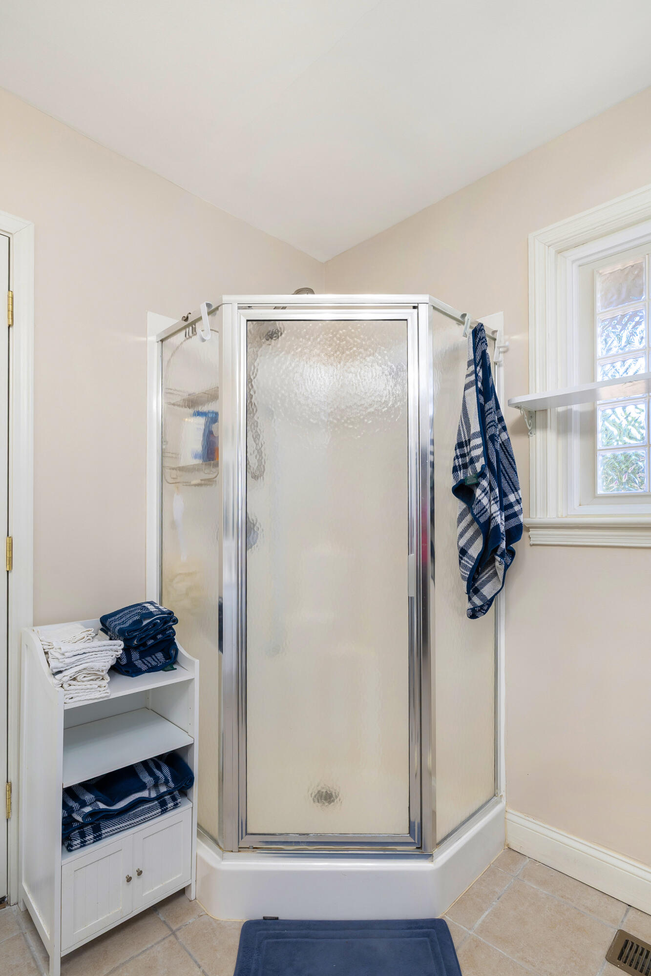 543 West Calhoun Street Sumter, SC 29150 - Photo 37 of 41 stand up shower for Master bath