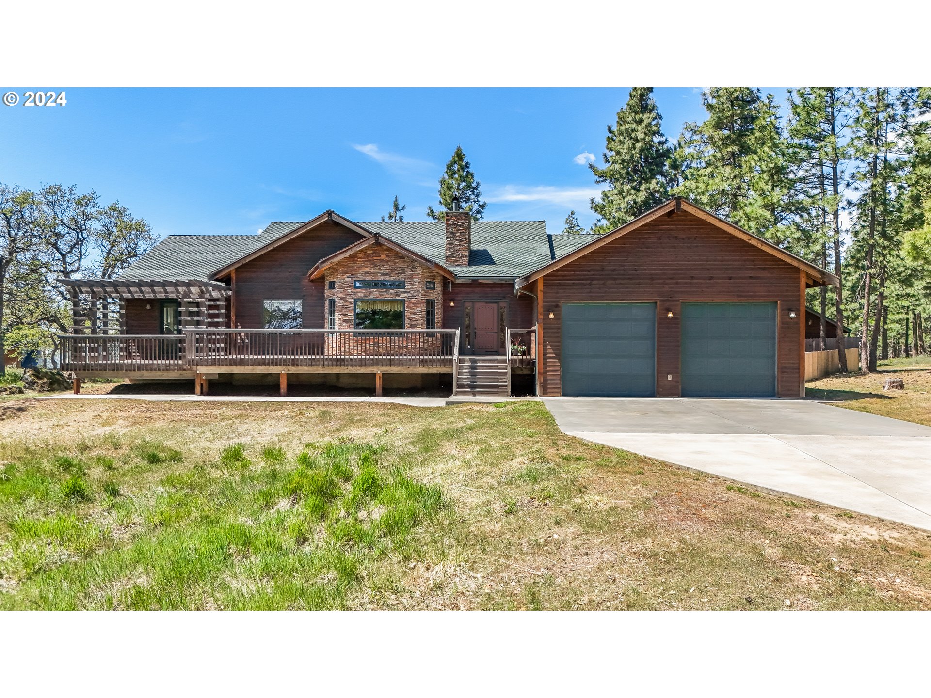 11 Deer Ridge Road Goldendale, WA 98620 - Photo 31 of 45 a bathroom with a sink and a large mirror