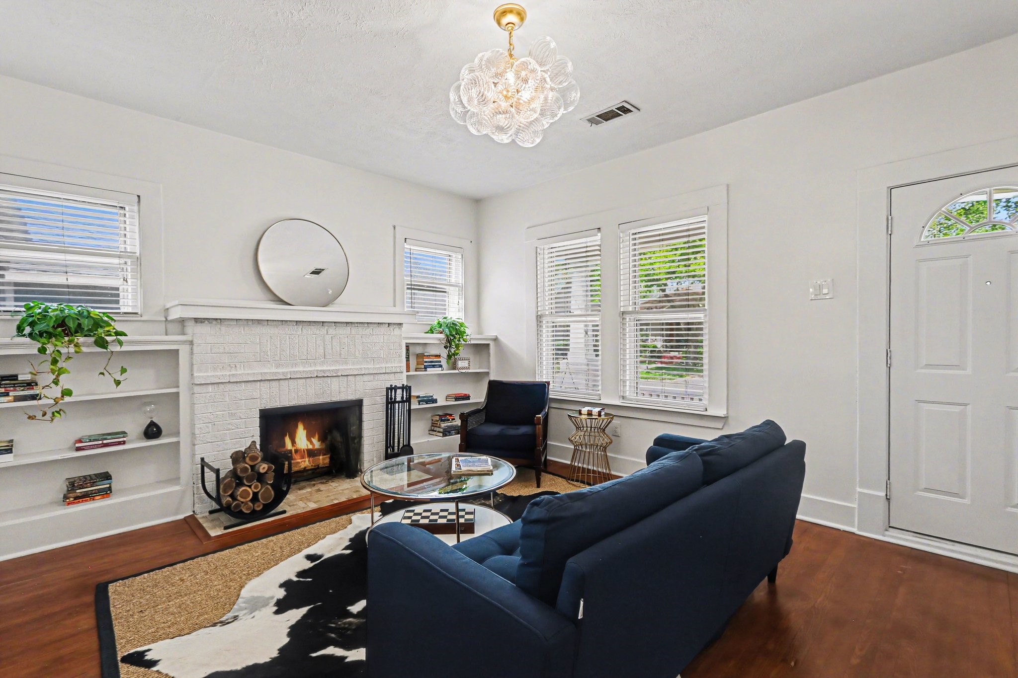 1118 Peddie Street Houston, TX 77009 - Photo 4 of 27 Thoughtfully designed built-ins add both function and character.