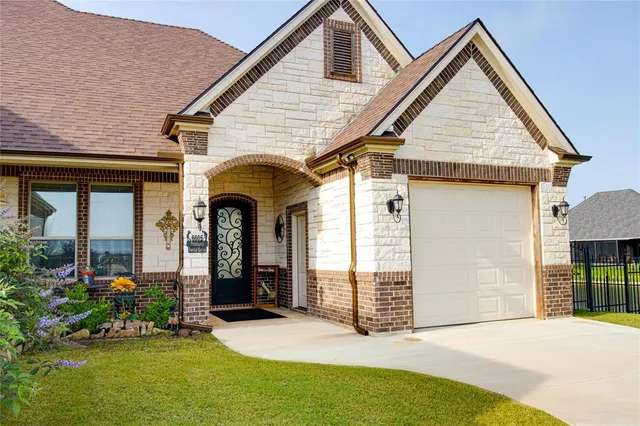 a view of an house with backyard and porch