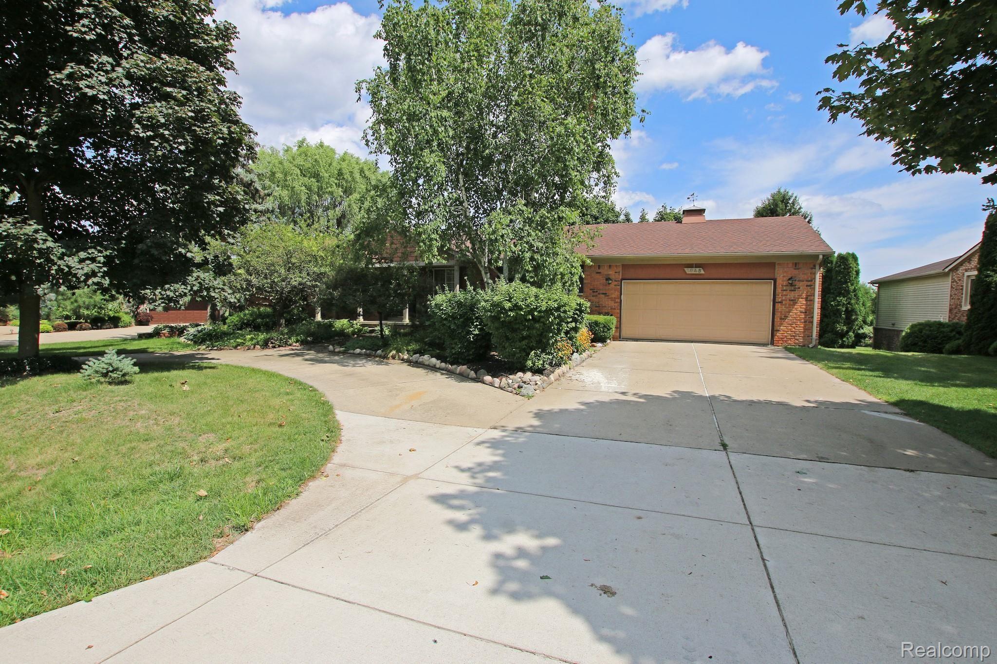 1845 Crestline Street Rochester, MI 48307 - Photo 3 of 58 2) Front.jpg