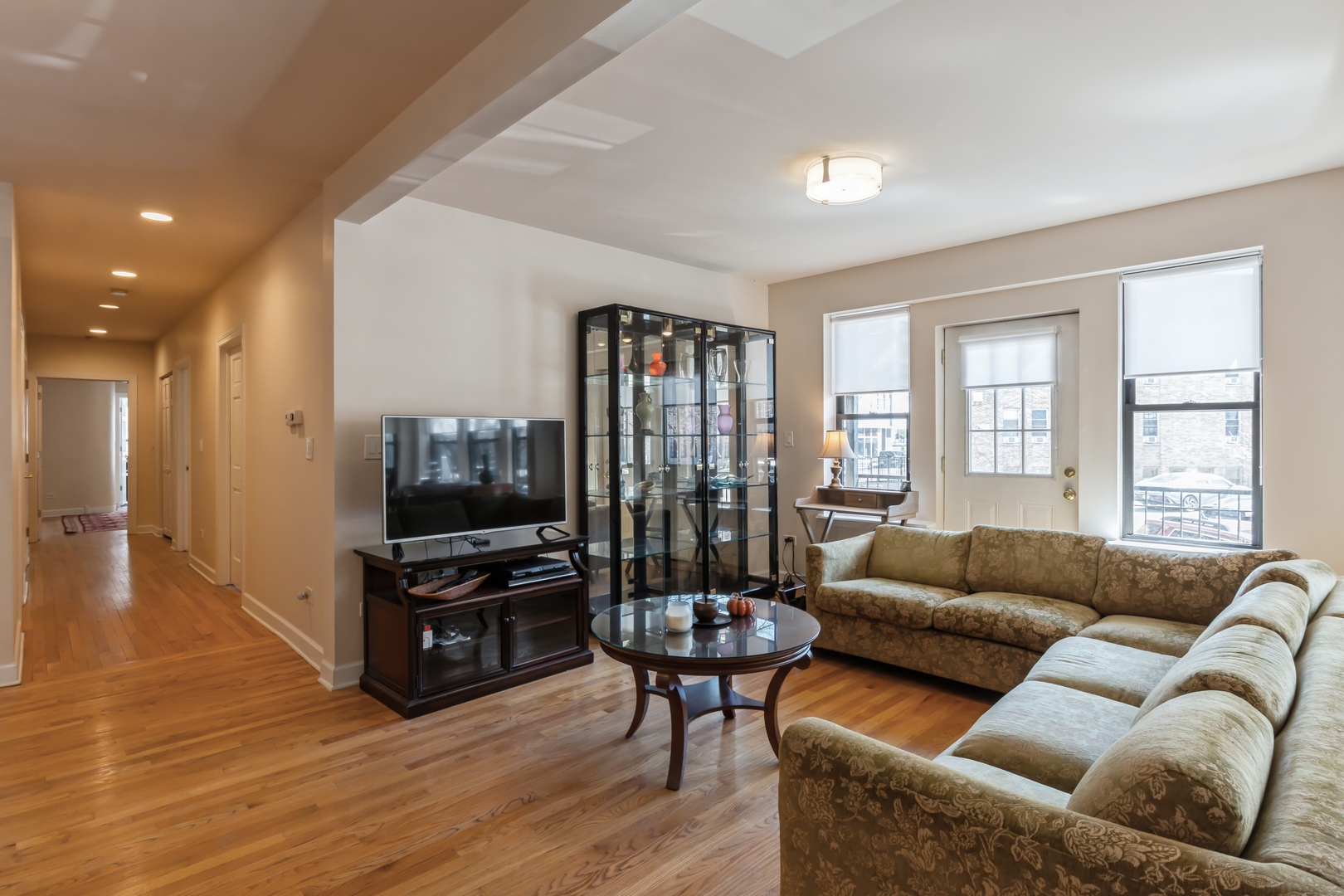 645 West Bittersweet Place, Unit 1 Chicago, IL 60613 - Photo 8 of 20 a living room with furniture and a flat screen tv