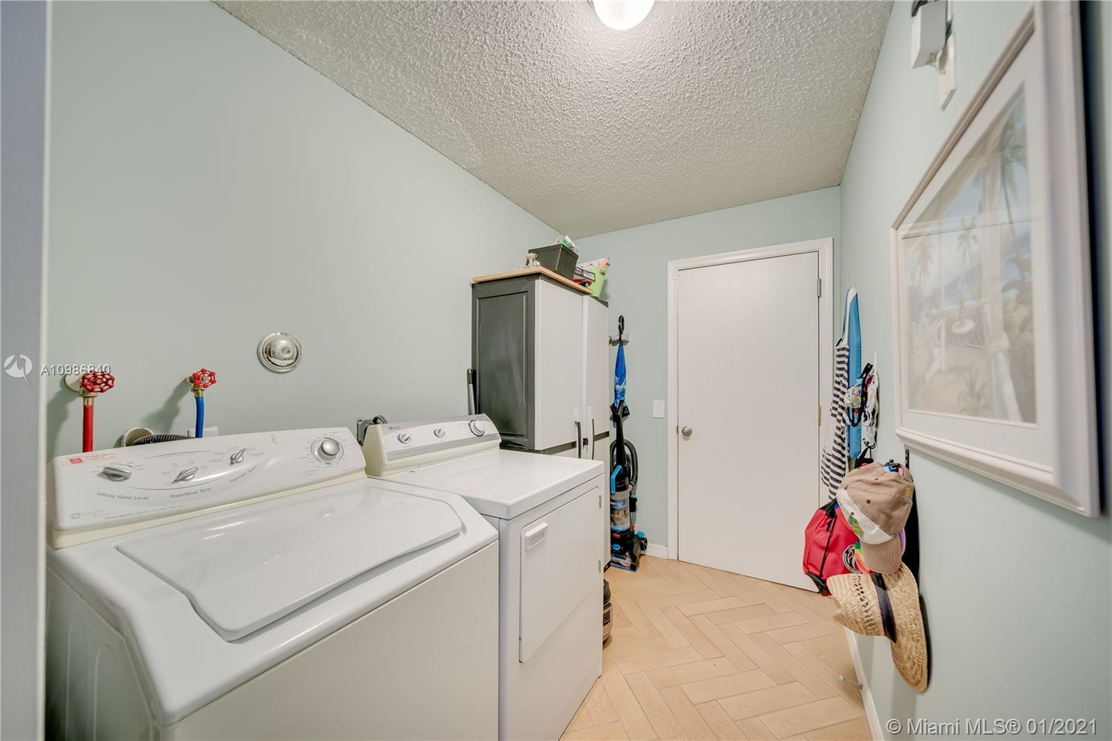 3230 Overlook Road Davie, FL 33328 - Photo 11 of 47