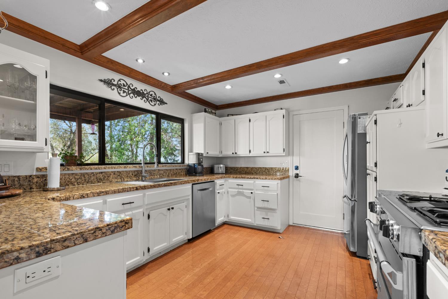 17476 Fiddletown Road Fiddletown, CA 95629 - Photo 18 of 82 An abundance of natural light floods this open kitchen!