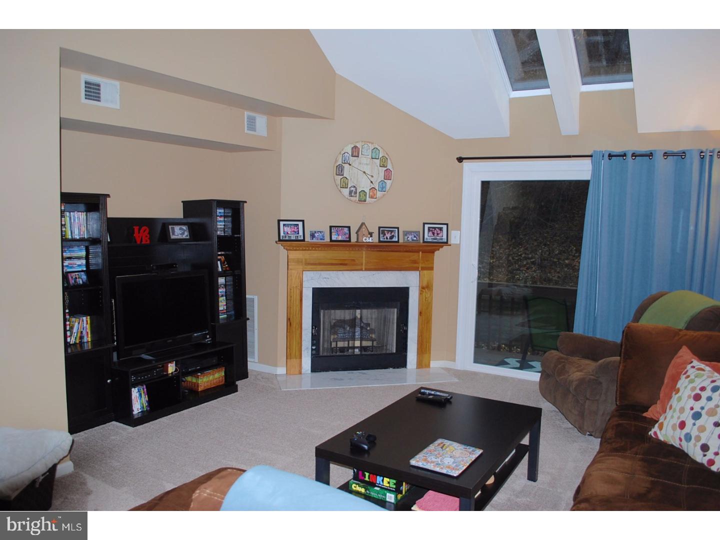 265 Miley Road Aston, PA 19014 - Photo 4 of 22 Living Room
