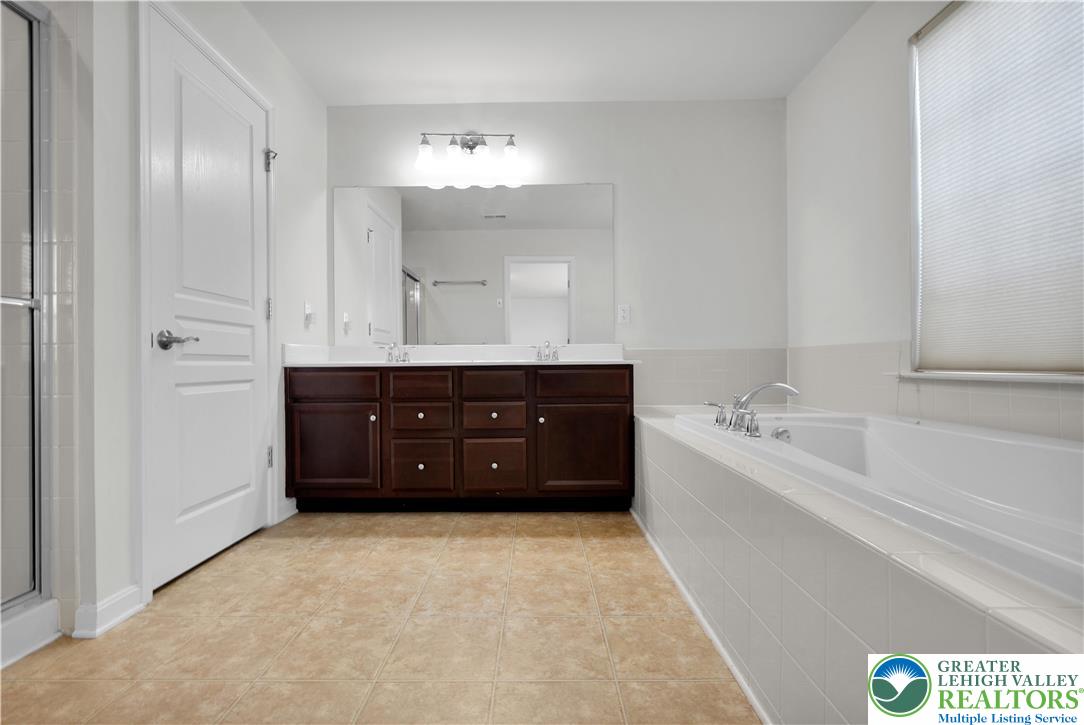 8604 Cascade Road Breinigsville, PA 18031 - Photo 15 of 28 Master Bath