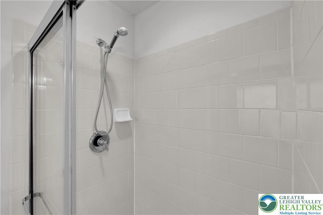 8604 Cascade Road Breinigsville, PA 18031 - Photo 16 of 28 Master Bath