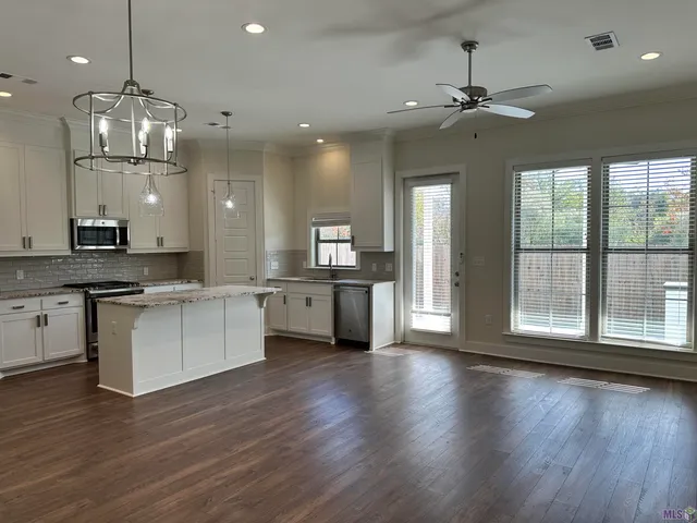 $2,400 | 15530 Fieldside Avenue, Baton Rouge, LA 70816