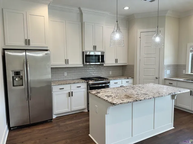 $2,400 | 15530 Fieldside Avenue, Baton Rouge, LA 70816