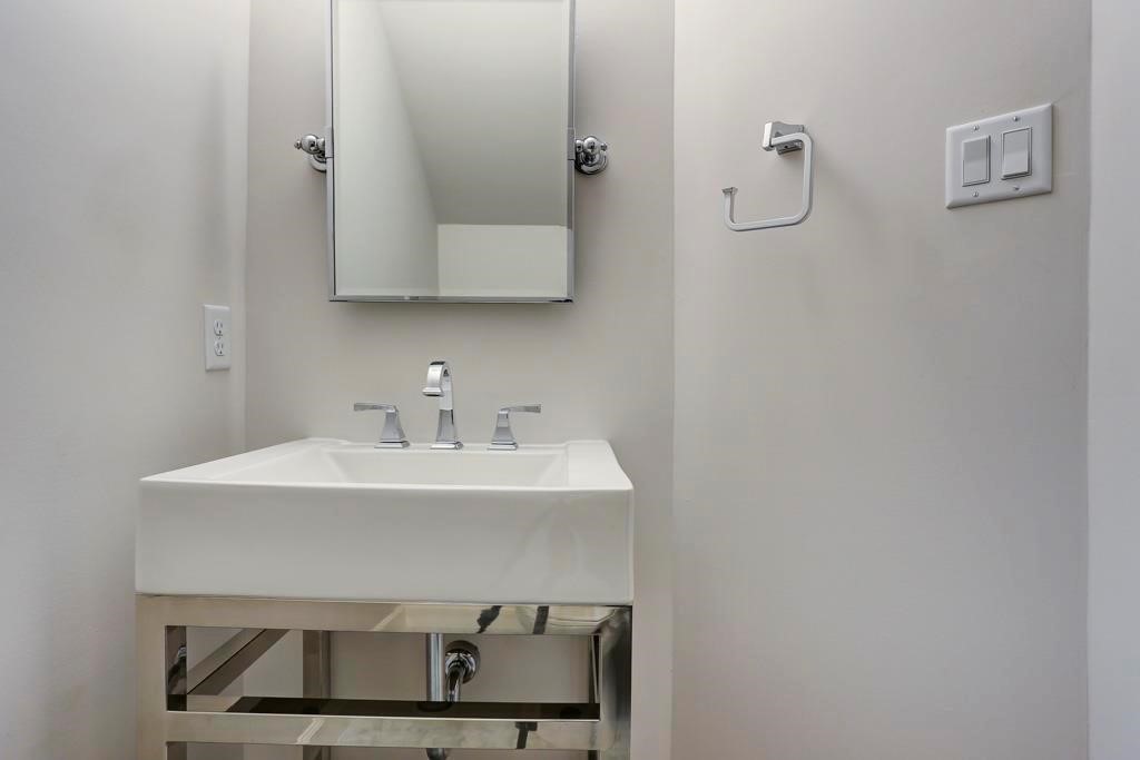 1522 Dunlavy Street, Unit B Houston, TX 77006 - Photo 6 of 16 a bathroom with a sink a mirror and vanity
