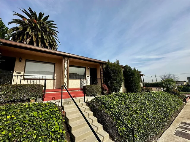 a front view of house with yard