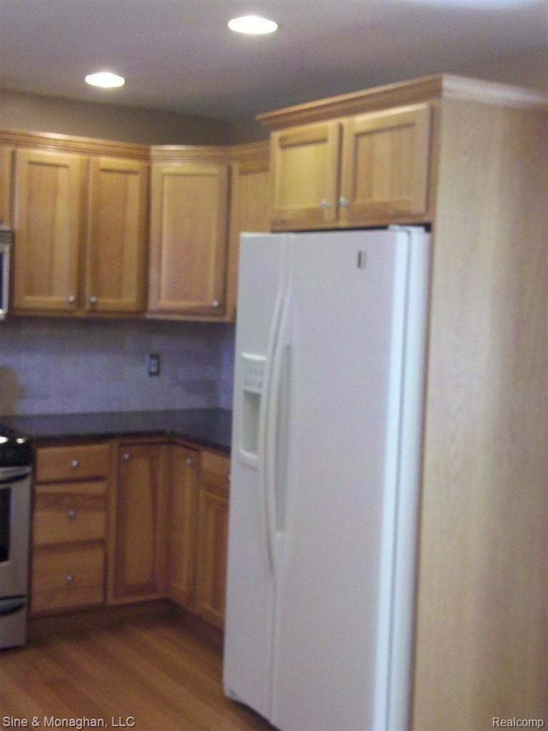 1364 Grace Avenue Rochester, MI 48309 - Photo 8 of 31 GE Profile Frig