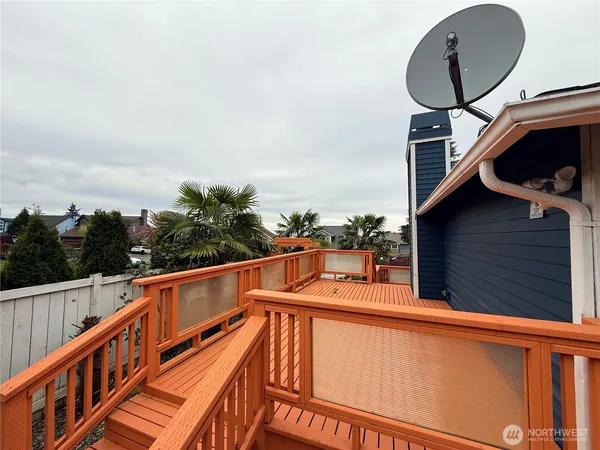 a view of a backyard