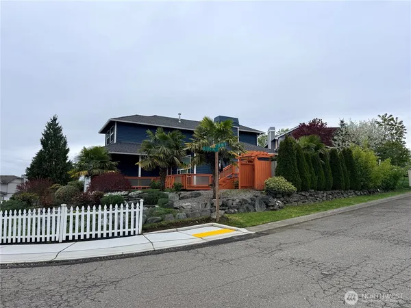 a view of a house with a yard and plants